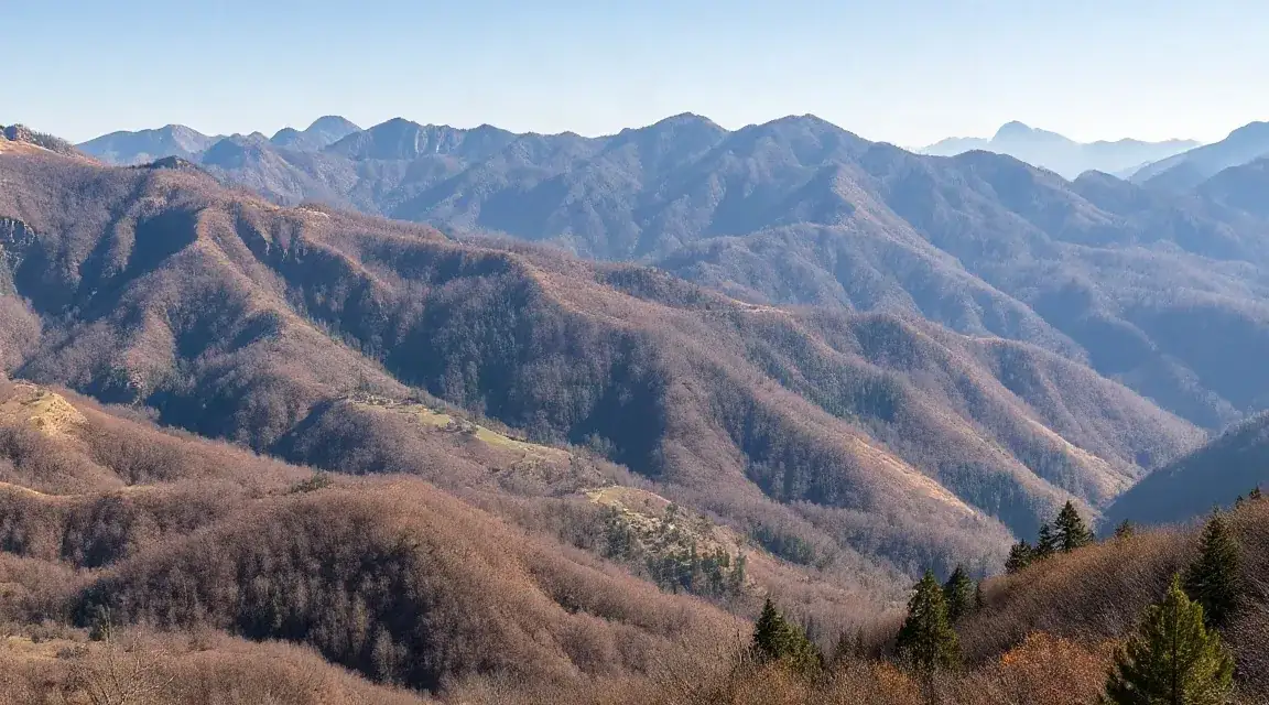 褐色の山肌が幾重にも重なる遠景（イメージ写真）