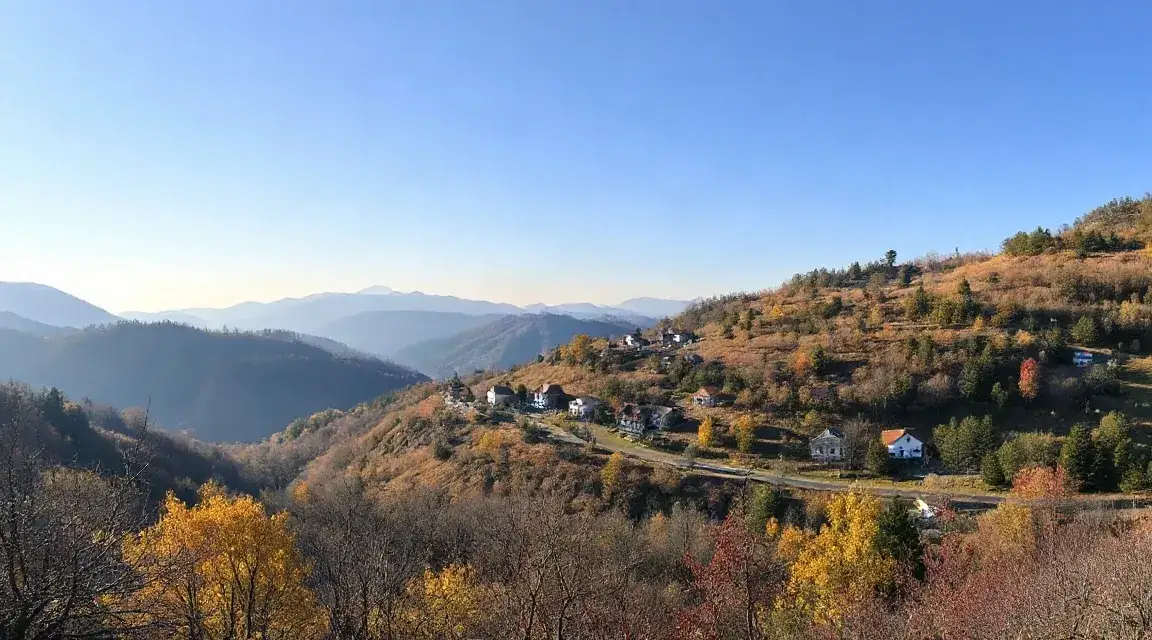 秋の山肌に家並みが点在する谷あいの風景（イメージ写真）